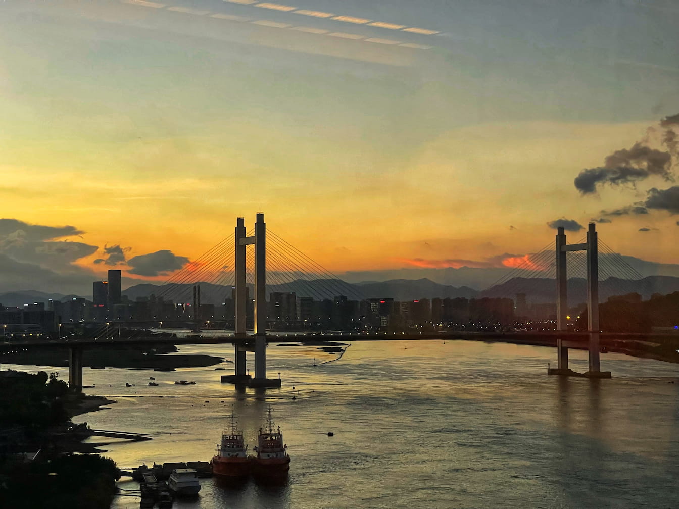 背景：黑色的画